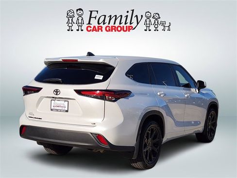 Used 2024 Toyota Highlander LE image 4