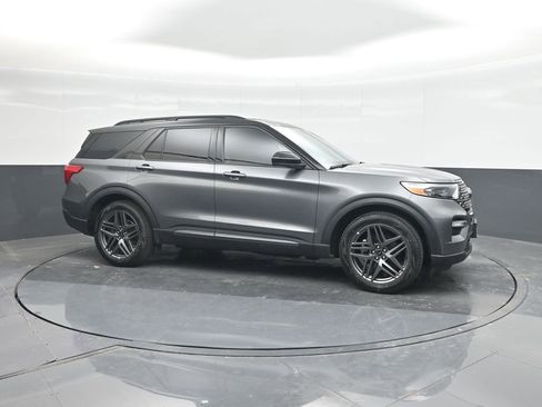 Used 2024 Ford Explorer XLT w/ Equipment Group 202A RWD image 11
