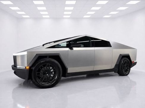 Used 2024 Tesla Cybertruck AWD Crew Cab image 4