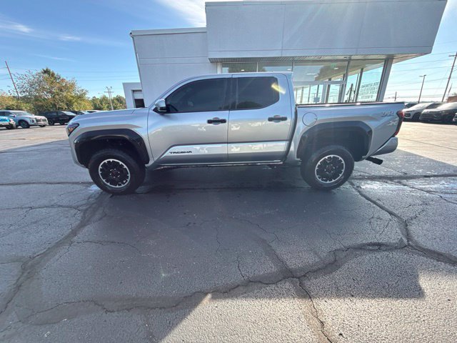 Used 2025 Toyota Tacoma TRD Off-Road AWD/4WD image 4