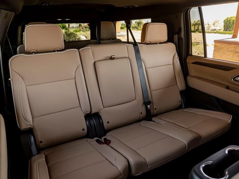 Used 2023 Chevrolet Suburban Premier w/ Premium Package AWD/4WD image 30