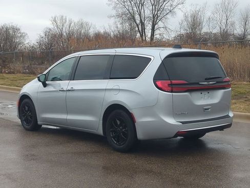 Used 2024 Chrysler Pacifica Touring-L FWD image 5