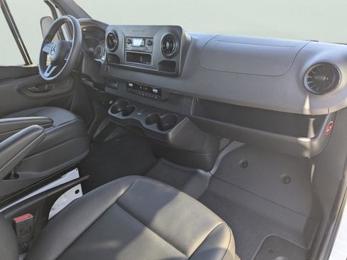 Used 2019 Mercedes-Benz Sprinter 2500 image 13