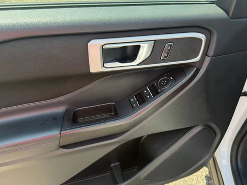 Used 2020 Ford Explorer XLT AWD/4WD image 16
