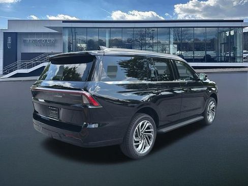 New 2027 Lincoln Navigator Premiere RWD image 7