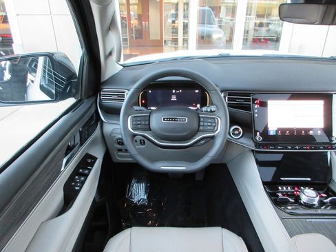 Used 2023 Jeep Wagoneer L Series III w/ Premium Group I image 38