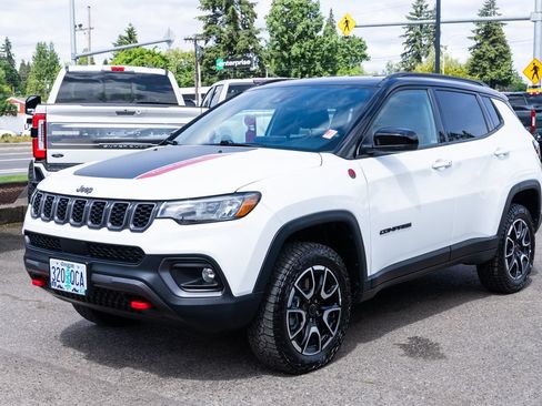 Used 2025 Jeep Compass Trailhawk AWD/4WD image 3