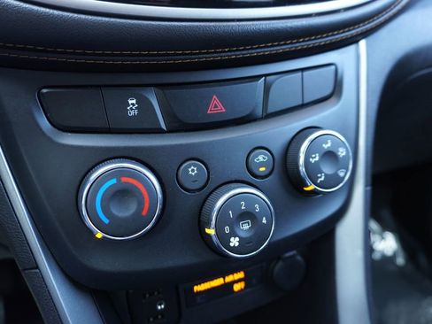 Used 2017 Chevrolet Trax LT w/ LT Convenience Package FWD image 17