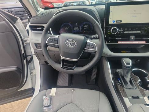 Certified 2026 Toyota Highlander Limited AWD/4WD image 16