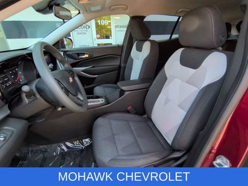Used 2024 Chevrolet Trax LS w/ LS Convenience Package FWD image 18