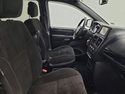 Used 2018 Dodge Grand Caravan SE FWD image 21