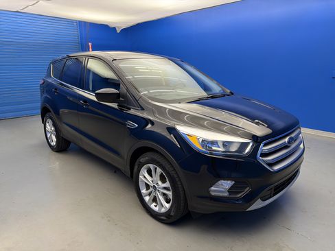 Used 2017 Ford Escape SE image 2