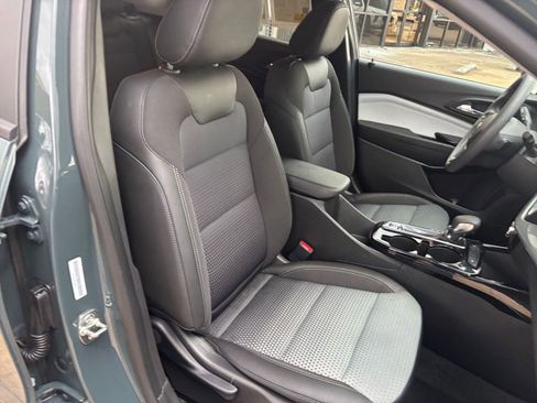 Used 2025 Chevrolet Trax LT FWD image 35
