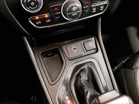 Used 2020 Jeep Cherokee Limited FWD image 26