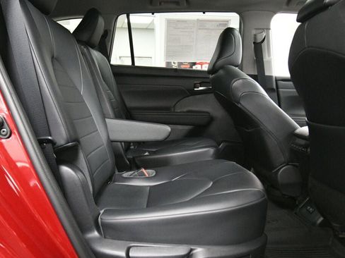 Used 2021 Toyota Highlander XLE image 35