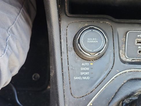 Used 2019 Jeep Cherokee Latitude w/ Popular Appearance Group image 29