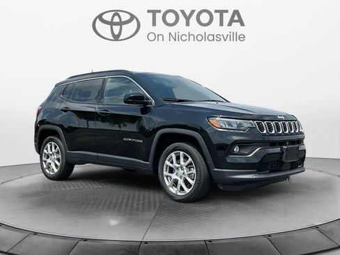 Used 2024 Jeep Compass Latitude AWD/4WD image 7