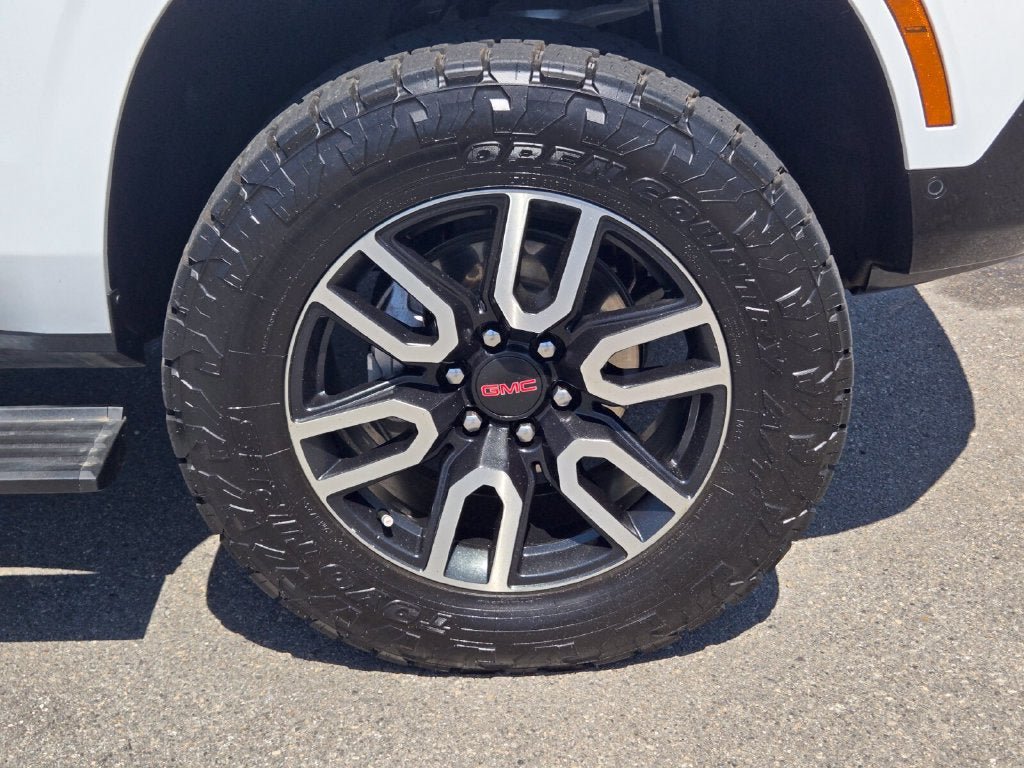 Used 2025 GMC Yukon AT4 Ultimate w/ LPO, AT4 Appearance Package AWD/4WD image 23