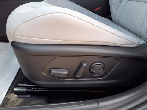 New 2025 Hyundai Elantra Limited image 49