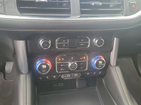 Used 2024 GMC Yukon XL SLT w/ SLT Luxury Package image 28