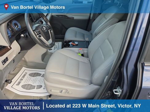 Used 2019 Toyota Sienna XLE w/ XLE Navigation Package FWD image 9