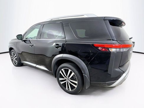 Used 2025 Nissan Pathfinder Platinum FWD image 3