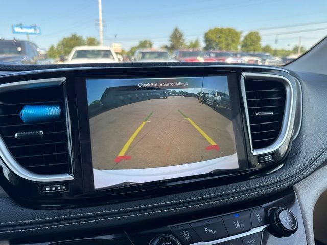 Used 2024 Chrysler Pacifica Touring-L FWD image 19
