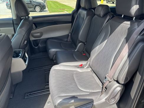 Used 2025 Kia Carnival FWD image 13