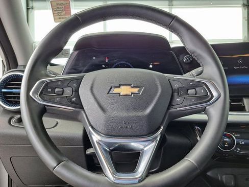 Used 2025 Chevrolet Trax LT w/ LT Convenience Package FWD image 10