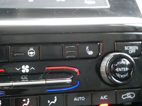 Used 2023 Jeep Grand Cherokee Laredo w/ Luxury Tech Group I AWD/4WD image 36