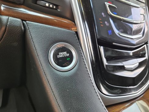 Used 2020 Cadillac Escalade Premium Luxury RWD image 31
