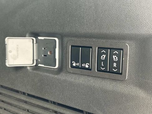 Used 2023 Chevrolet Suburban High Country AWD/4WD image 13