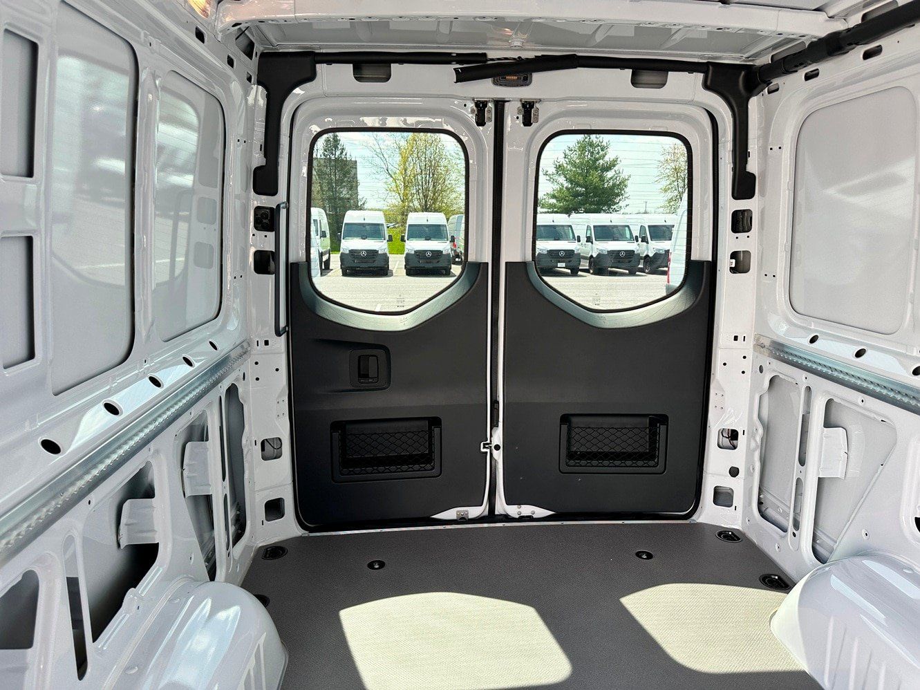 Used 2025 Mercedes-Benz Sprinter 2500 image 22