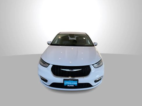 Used 2023 Chrysler Pacifica Touring-L FWD image 3