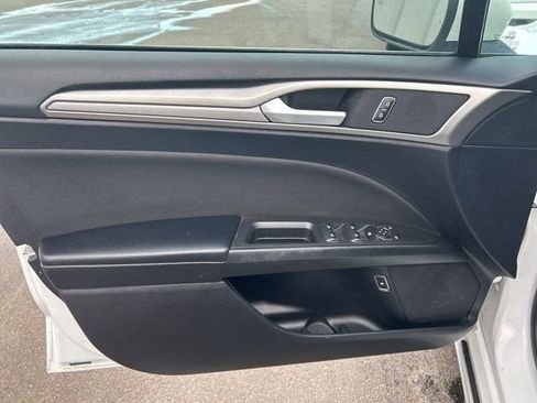 Used 2019 Ford Fusion SE image 12