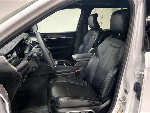 Used 2024 Jeep Grand Cherokee Overland w/ Luxury Tech Group IV image 34