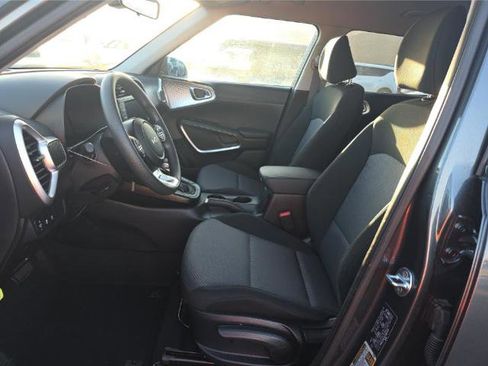 Used 2025 Kia Soul LX FWD image 6