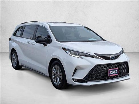 Used 2022 Toyota Sienna XSE image 3