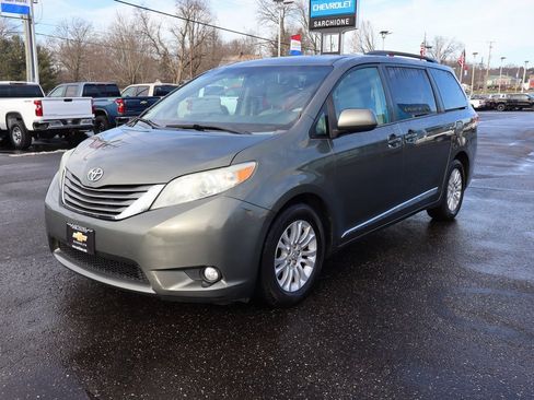 Used 2012 Toyota Sienna XLE image 25