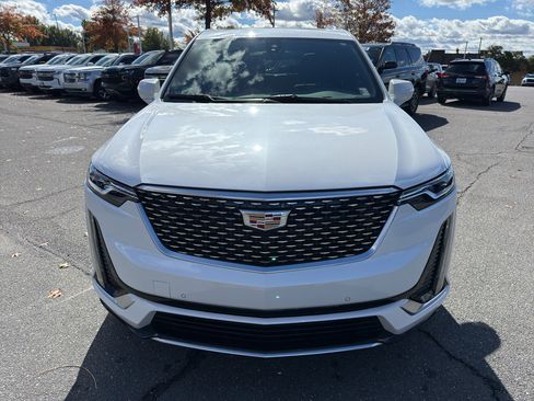 Used 2025 Cadillac XT6 Luxury image 2