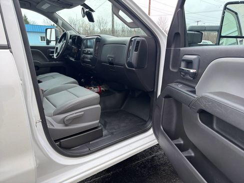 Used 2018 Chevrolet Silverado 2500 W/T w/ Snow Plow Prep Package image 4