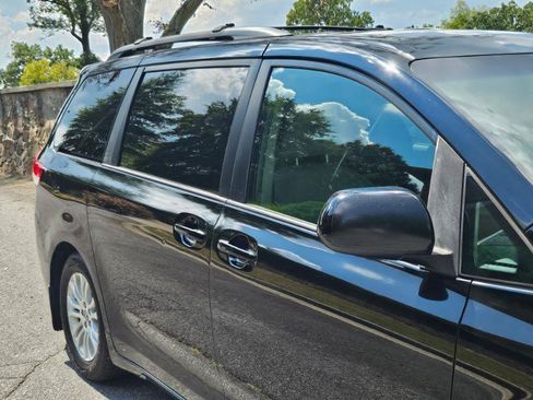 Used 2014 Toyota Sienna XLE FWD image 19
