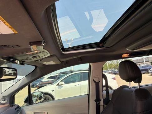 Used 2022 Toyota Sienna Platinum AWD/4WD image 6