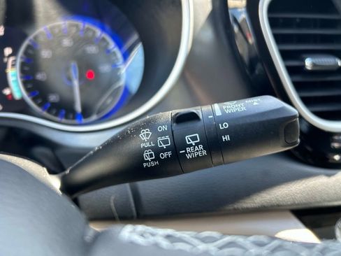Used 2023 Chrysler Pacifica Touring-L FWD image 29