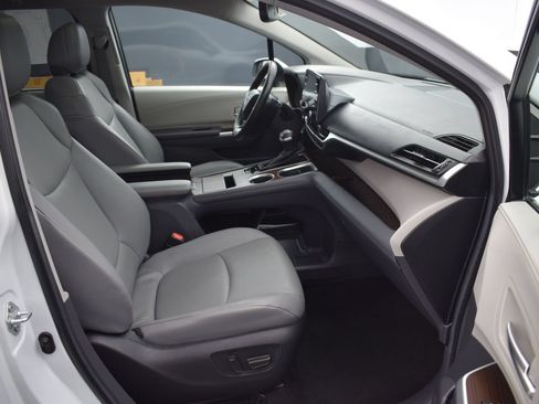Used 2024 Toyota Sienna XLE FWD image 10