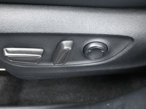 Used 2024 Toyota Highlander XLE FWD image 12
