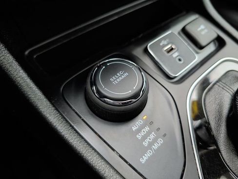 Used 2022 Jeep Cherokee Limited AWD/4WD image 31