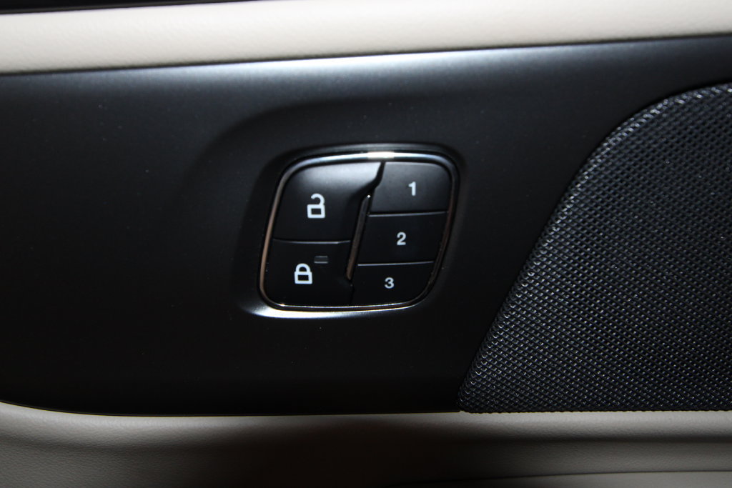 Used 2025 Lincoln Nautilus Reserve AWD/4WD image 10