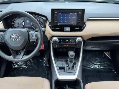 Used 2022 Toyota RAV4 LE image 11