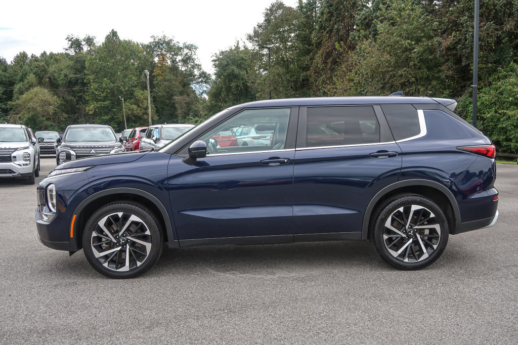 Used 2024 Mitsubishi Outlander AWD image 2
